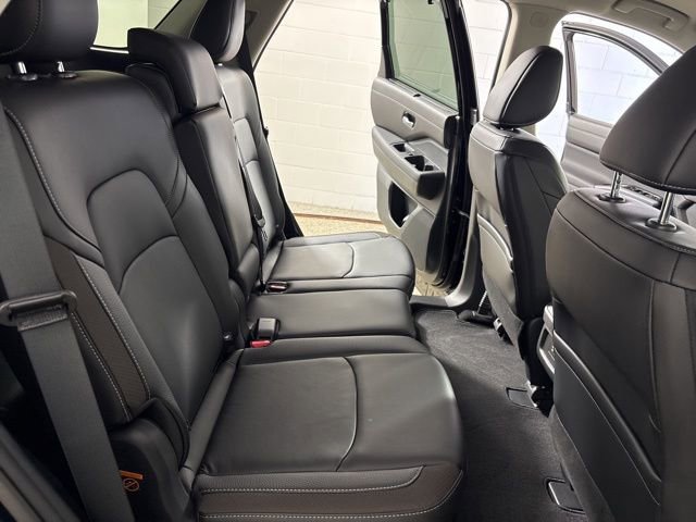 Used 2025 Nissan Pathfinder SL w/ Black Appearance Package image 21
