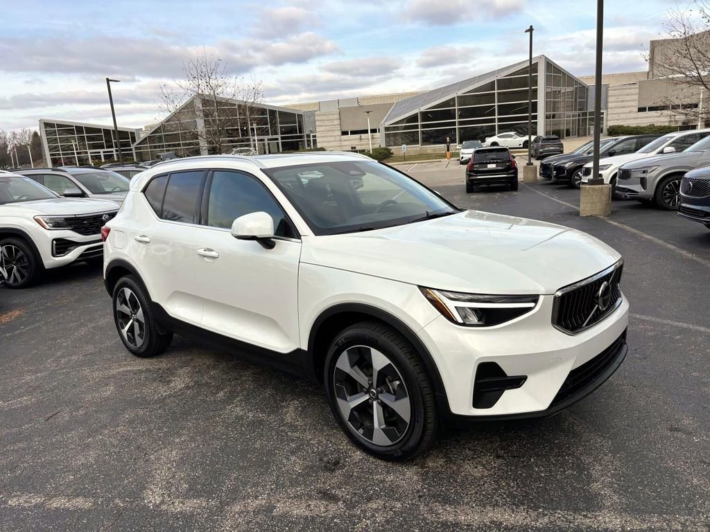 Used 2025 Volvo XC40 B5 Core w/ Protection Package Premier image 1