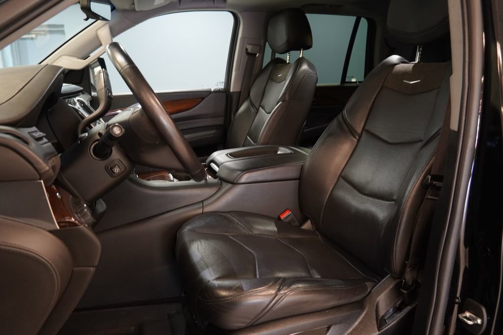 Used 2019 Cadillac Escalade Luxury AWD/4WD image 3