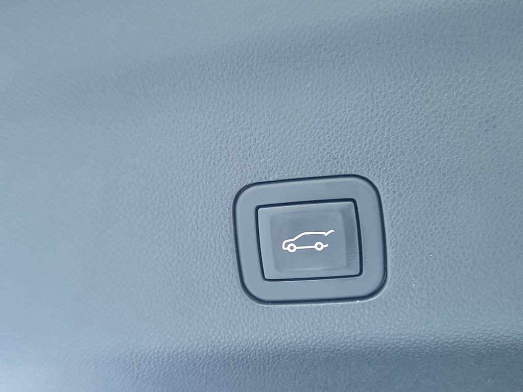 Used 2024 Cadillac Escalade Luxury RWD image 12
