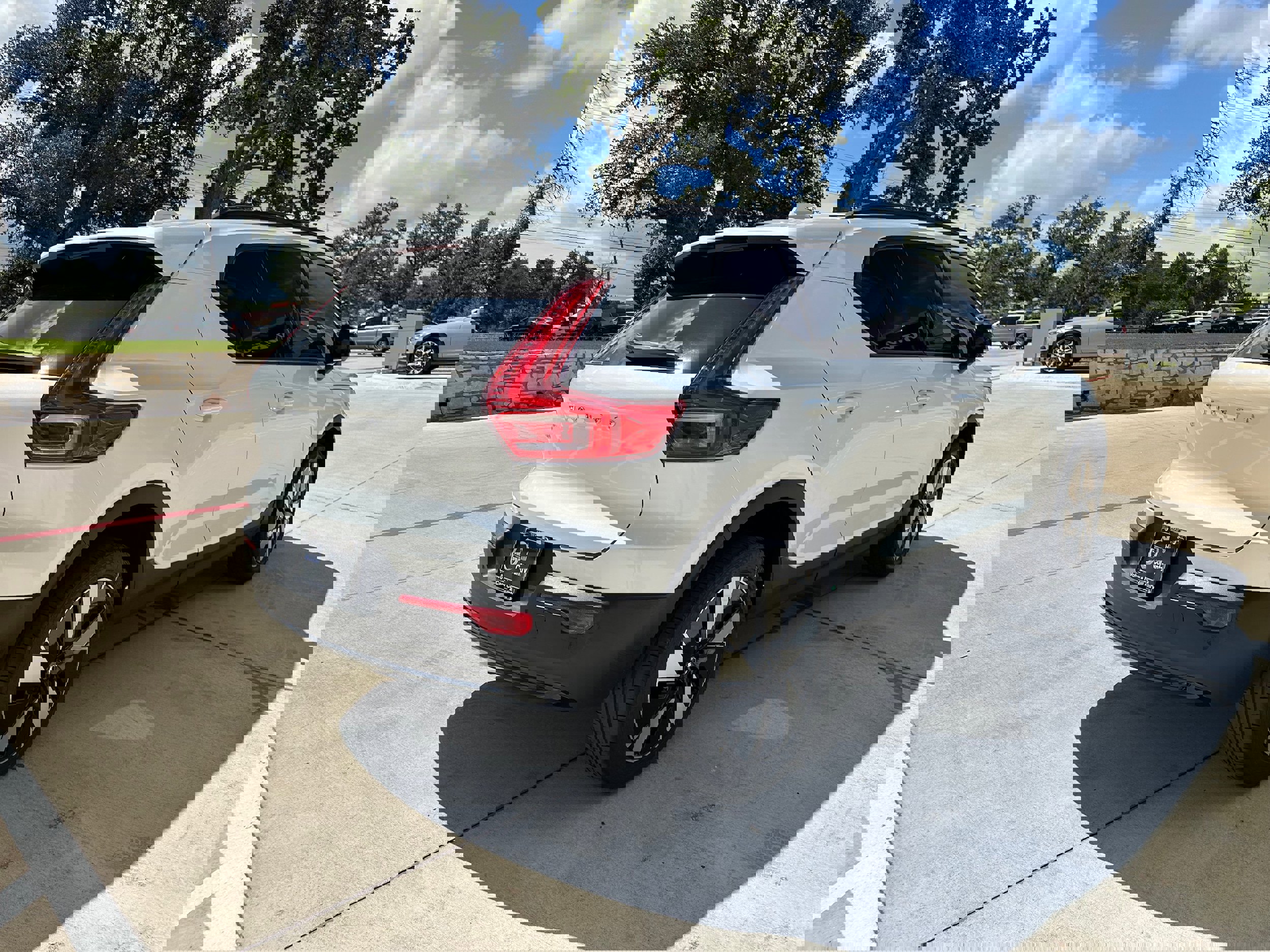 Used 2025 Volvo EX40 Core image 7