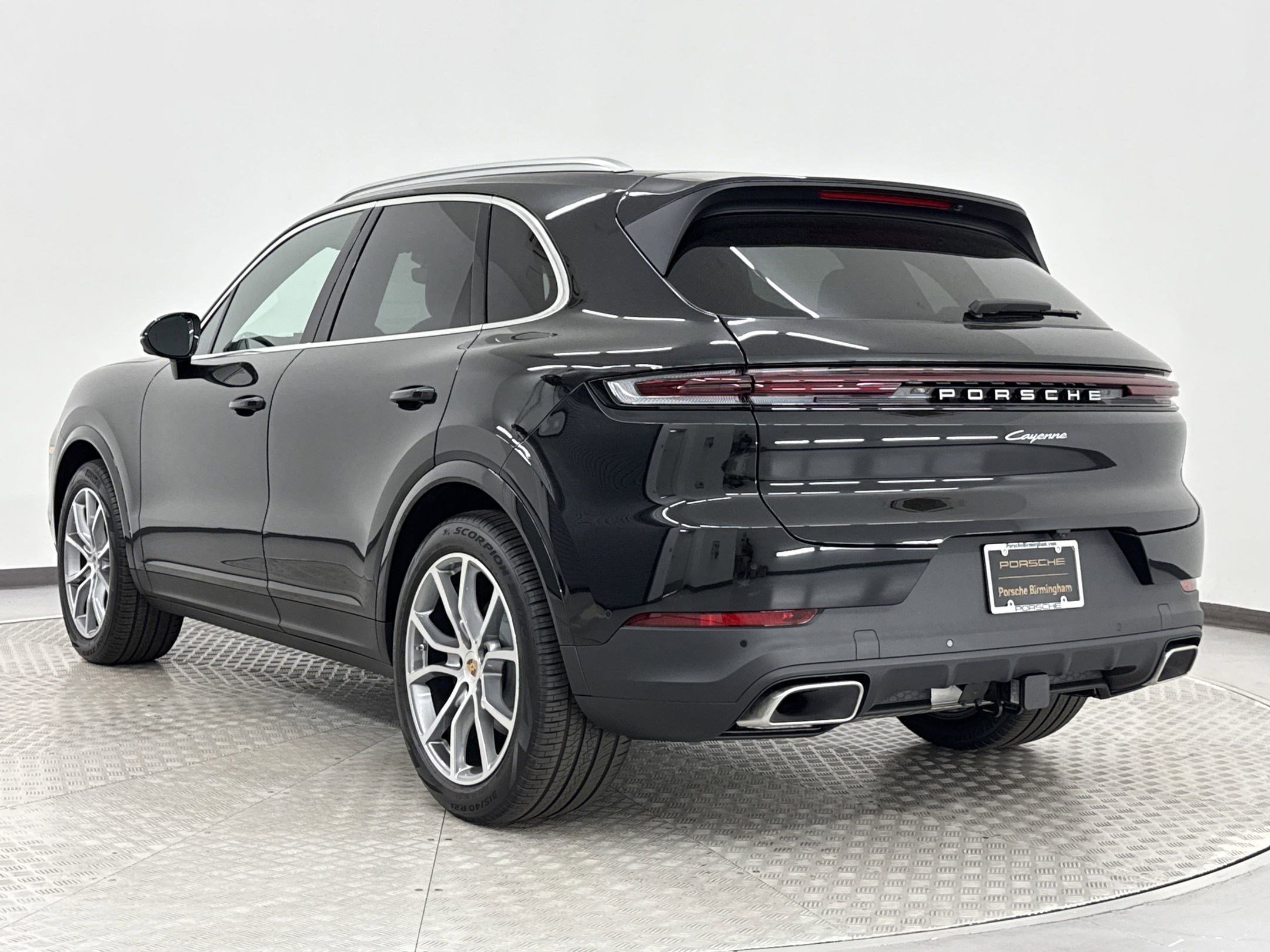 Used 2025 Porsche Cayenne image 3