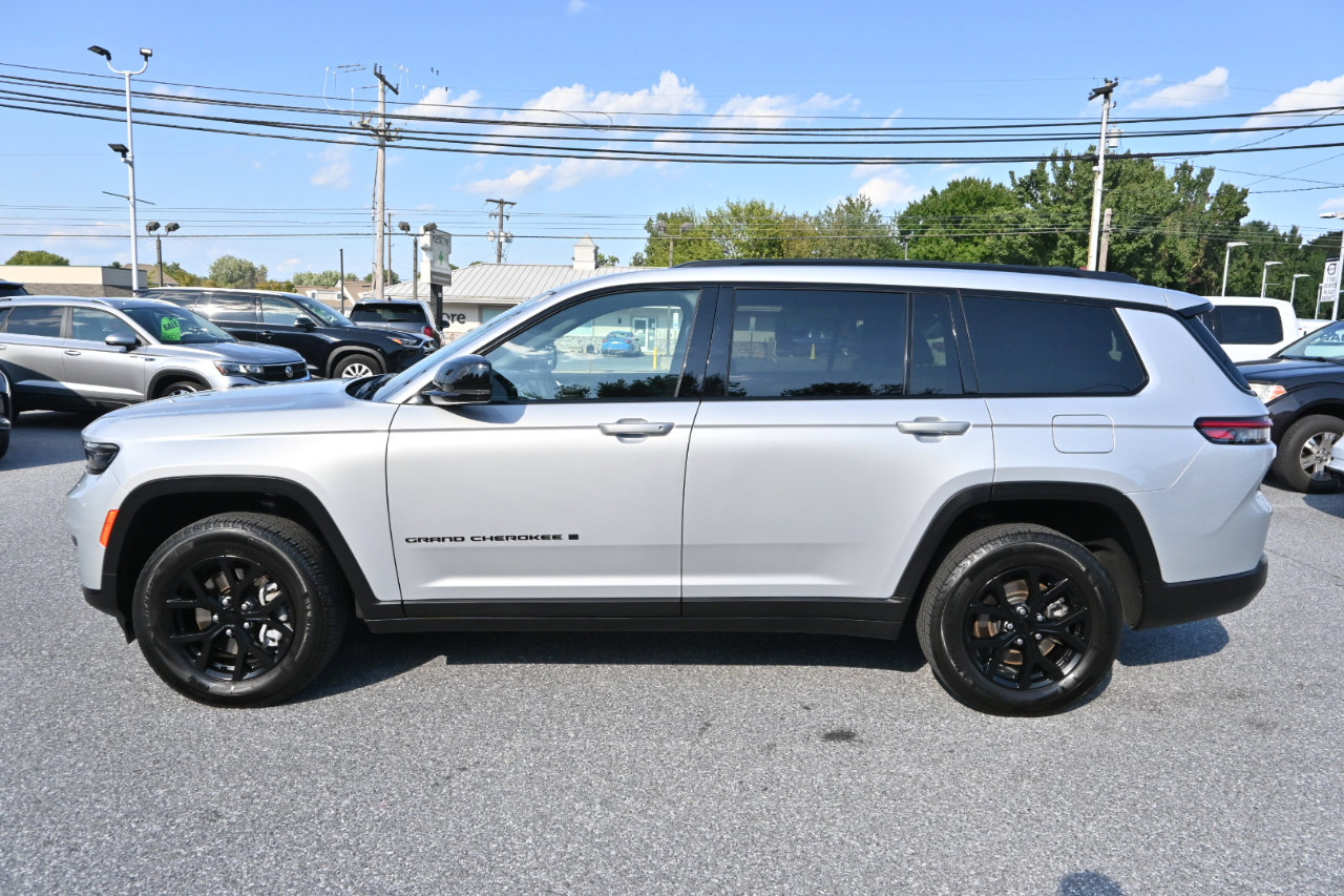 Used 2024 Jeep Grand Cherokee L Laredo image 8