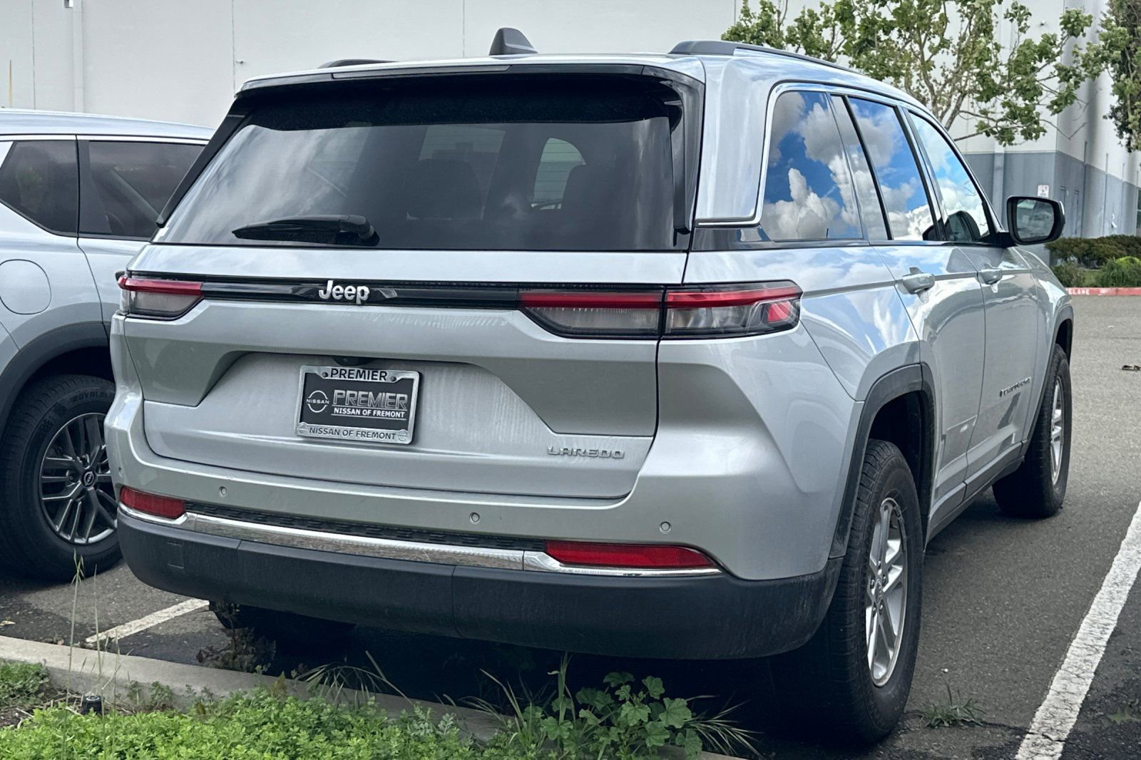 Used 2024 Jeep Grand Cherokee Laredo image 5