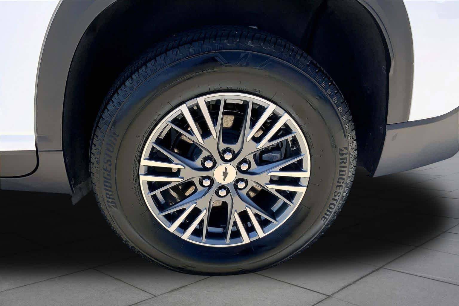 Used 2025 Chevrolet Traverse LT w/ LPO, Floor Liner Package FWD image 11