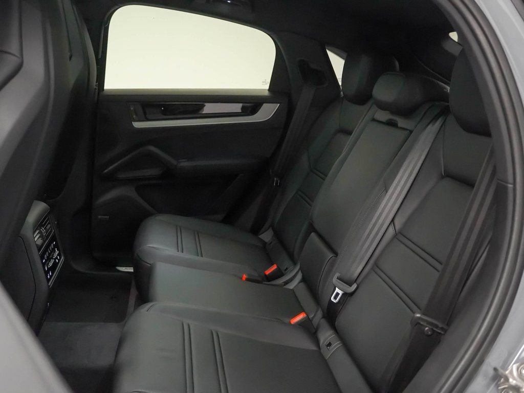 Certified 2025 Porsche Cayenne Coupe image 18
