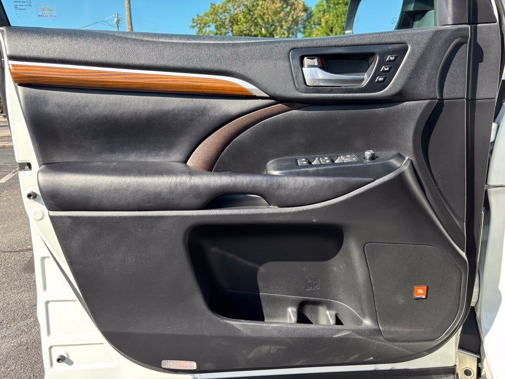 Used 2019 Toyota Highlander Limited FWD image 18