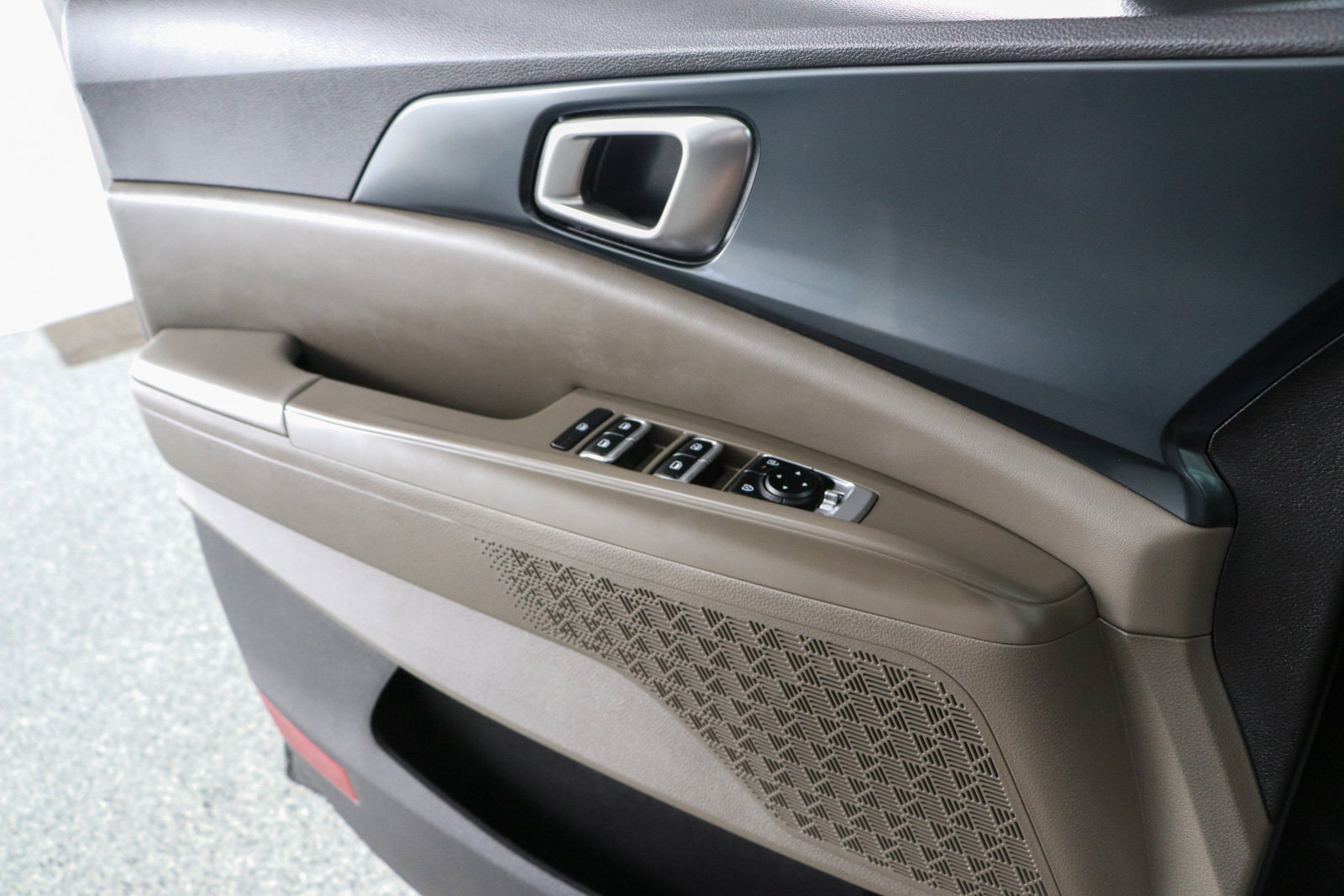 Used 2025 Kia Carnival FWD image 21
