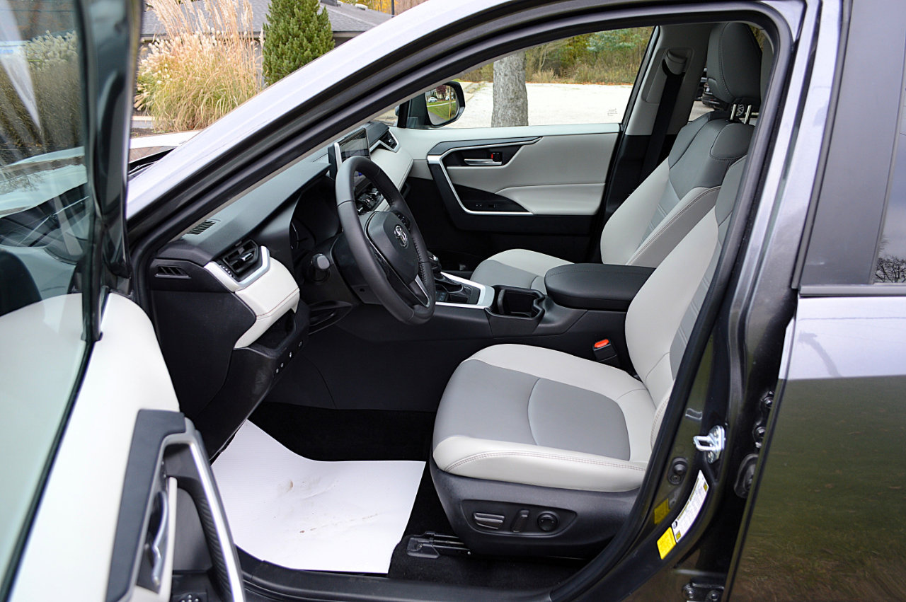 Used 2025 Toyota RAV4 XLE Premium image 13