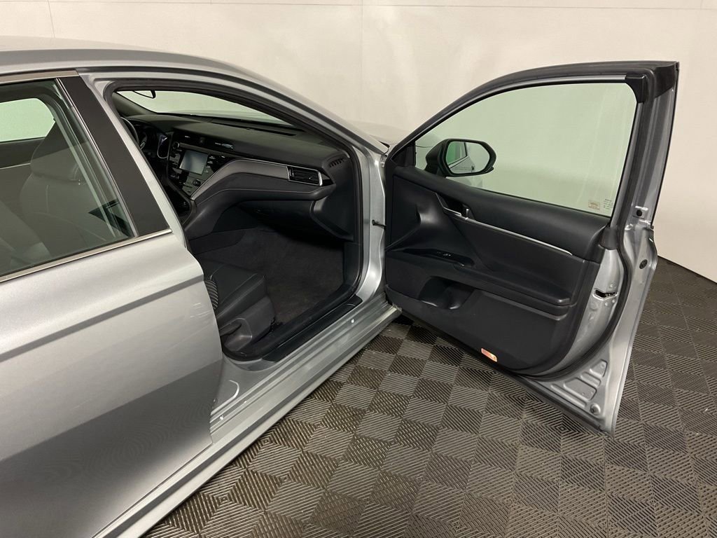 Used 2018 Toyota Camry SE image 32