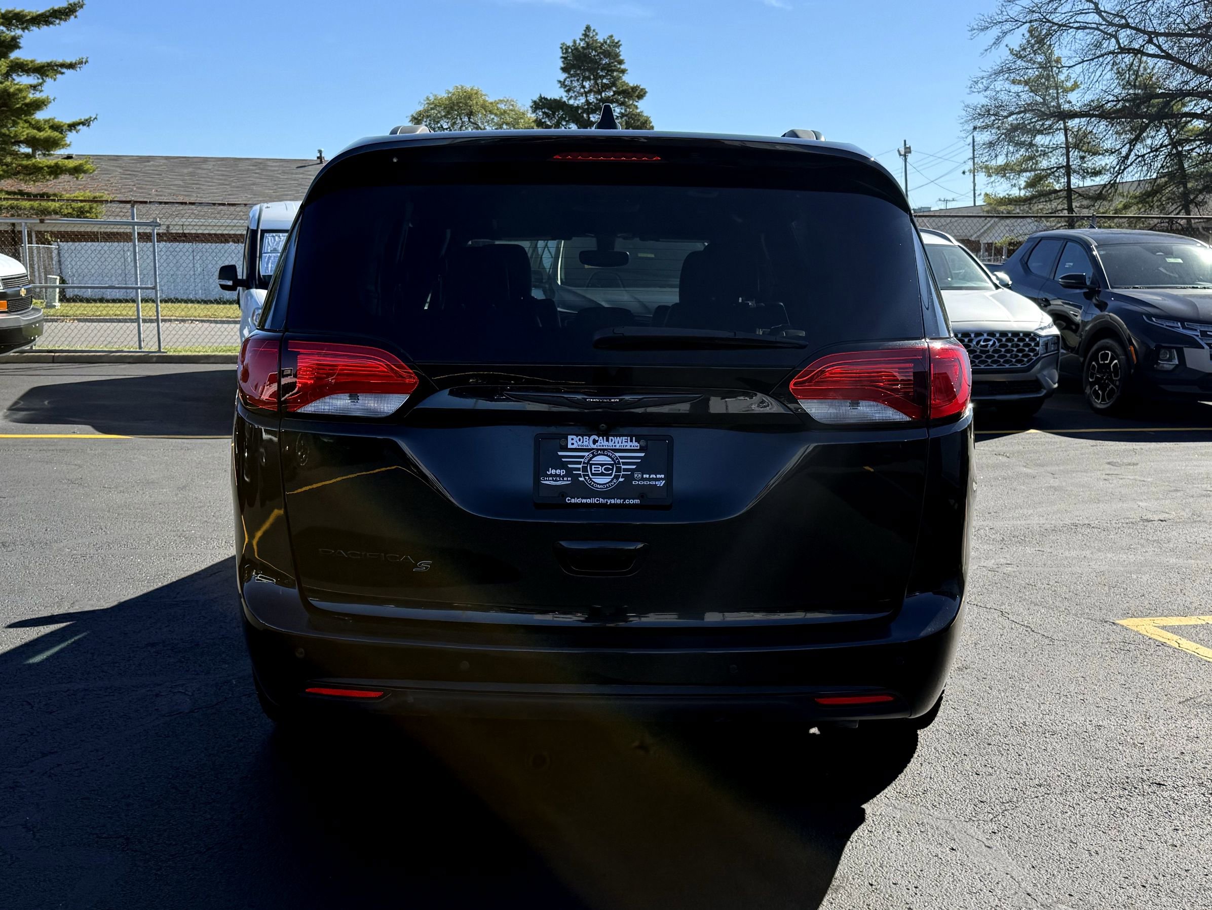 Used 2020 Chrysler Pacifica Touring-L w/ S Appearance Package image 7