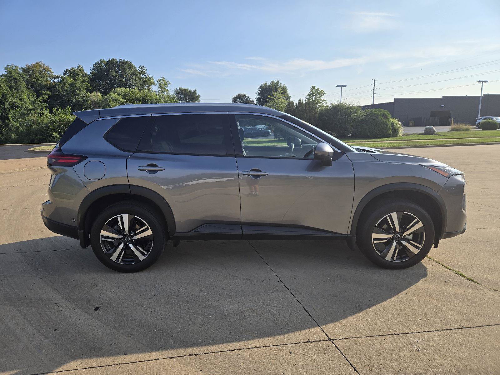 Used 2025 Nissan Rogue SL AWD/4WD image 2
