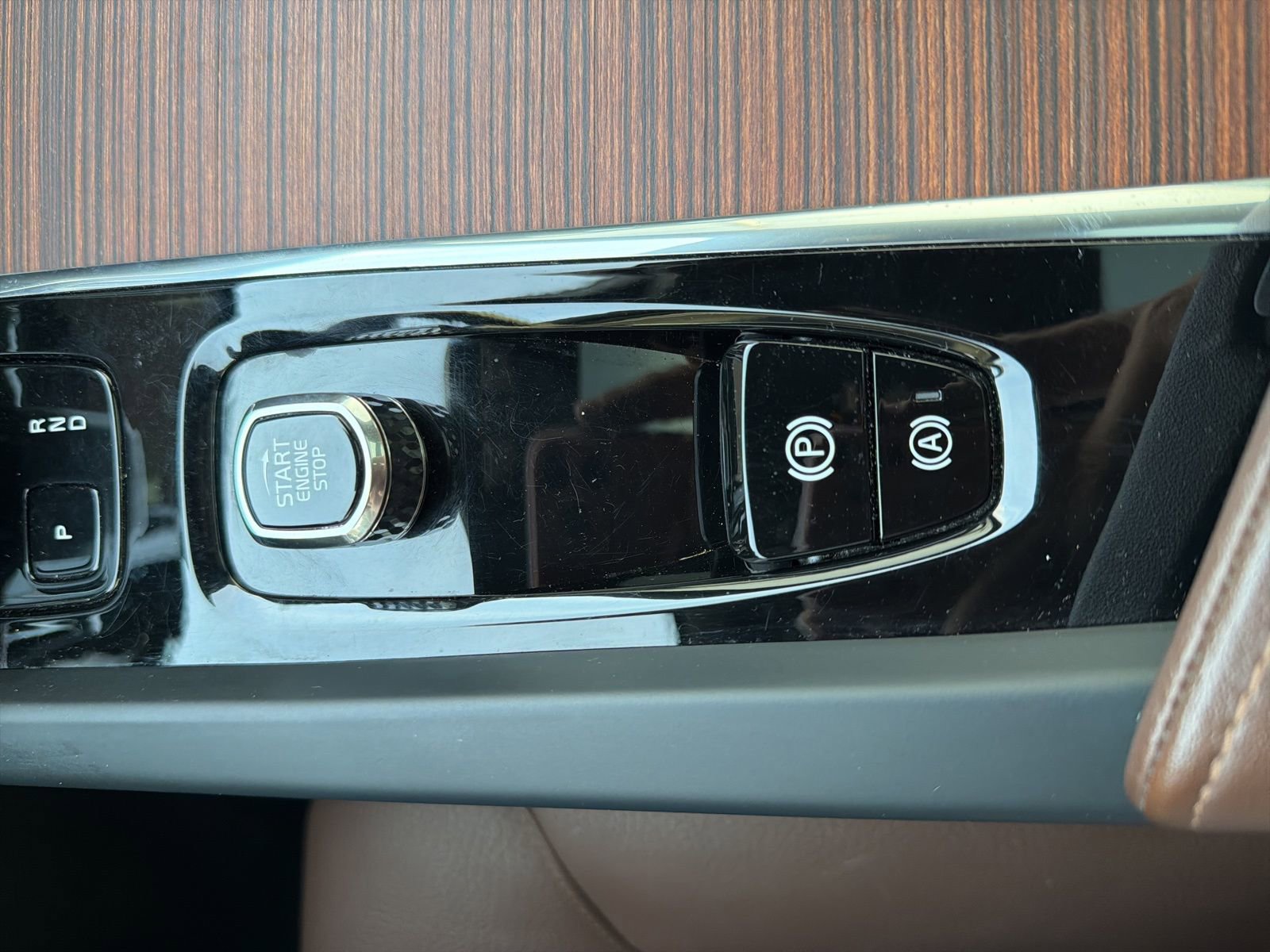 Certified 2025 Volvo XC60 T8 Plus w/ Protection Package Premier image 48