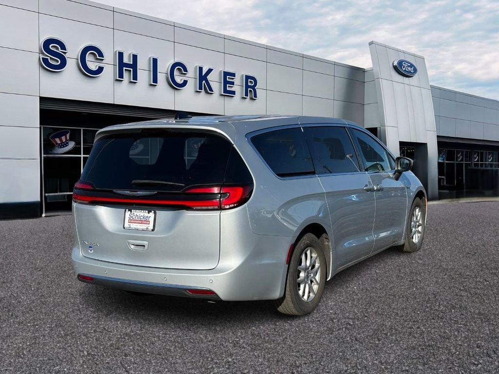 Used 2023 Chrysler Pacifica Touring image 2