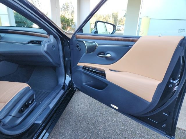 Used 2022 Lexus ES 300h w/ Luxury Package image 24