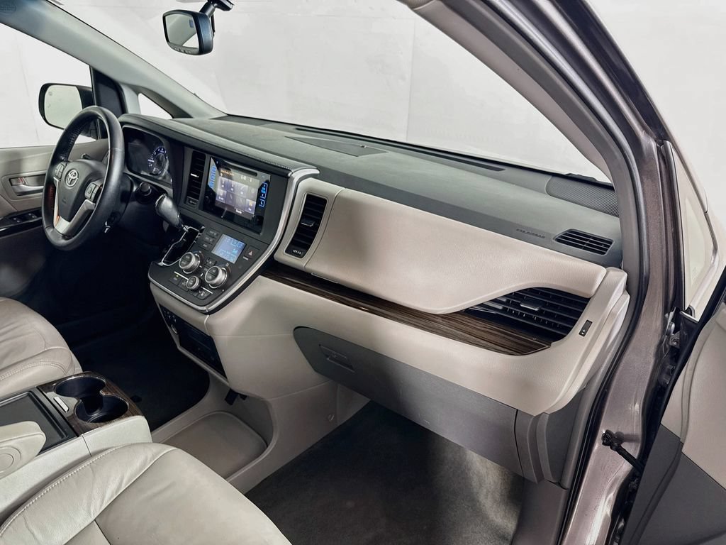 Used 2015 Toyota Sienna XLE Premium FWD image 27