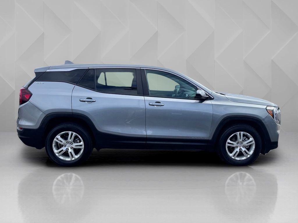 Used 2023 GMC Terrain SLE image 4