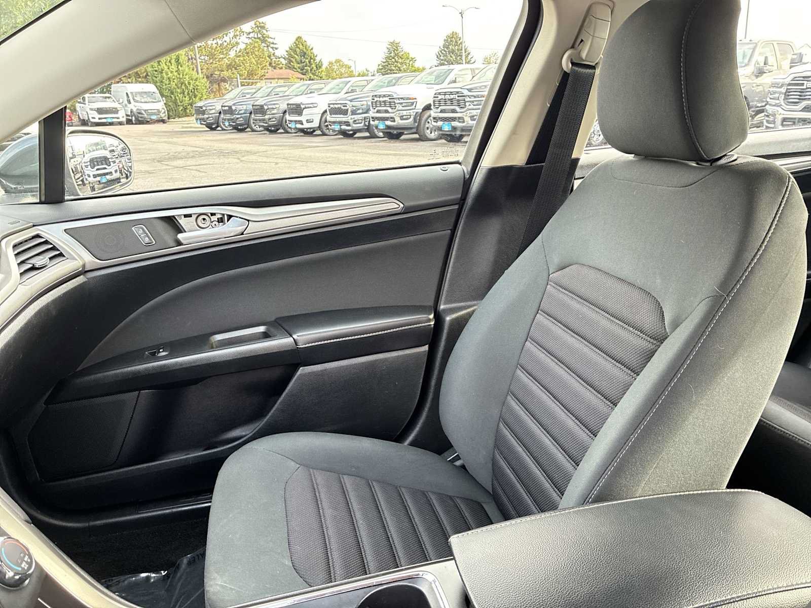 Used 2018 Ford Fusion SE FWD image 24