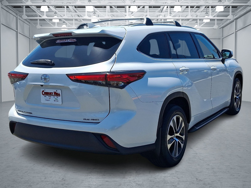 Used 2022 Toyota Highlander XLE AWD/4WD image 9