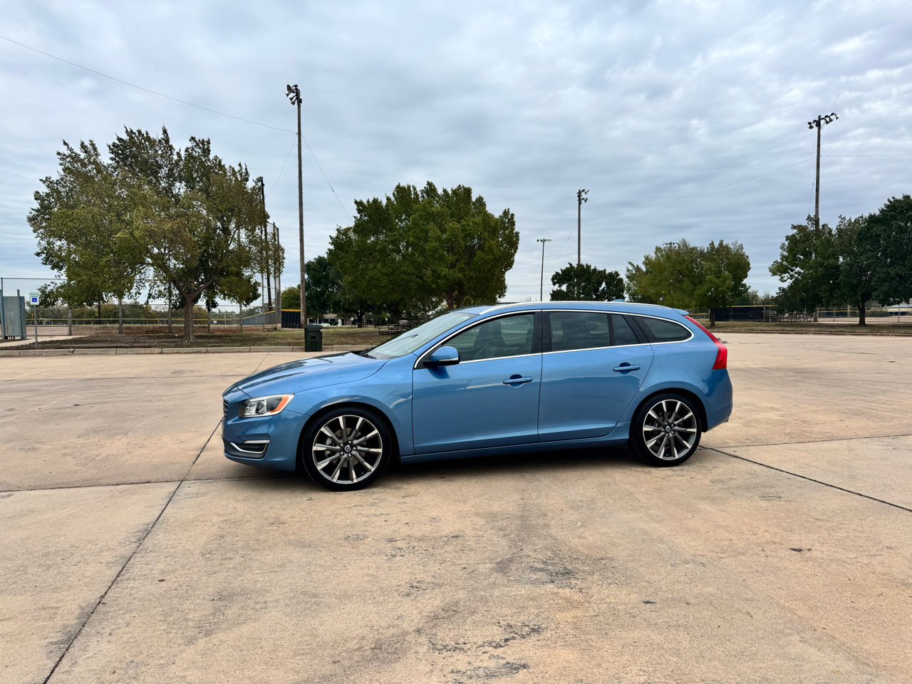 Used 2015 Volvo V60 T5 Platinum image 2