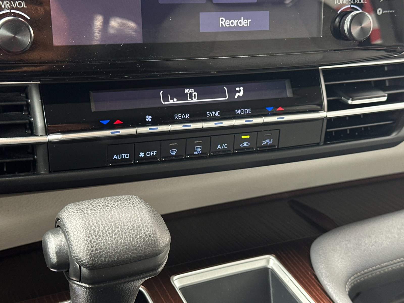 Used 2024 Toyota Sienna LE FWD image 19