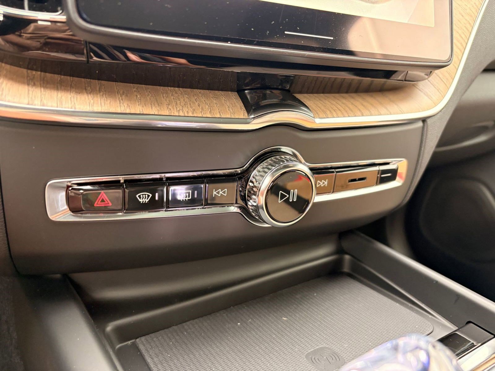 Certified 2026 Volvo XC60 B5 Plus w/ Climate Package image 19