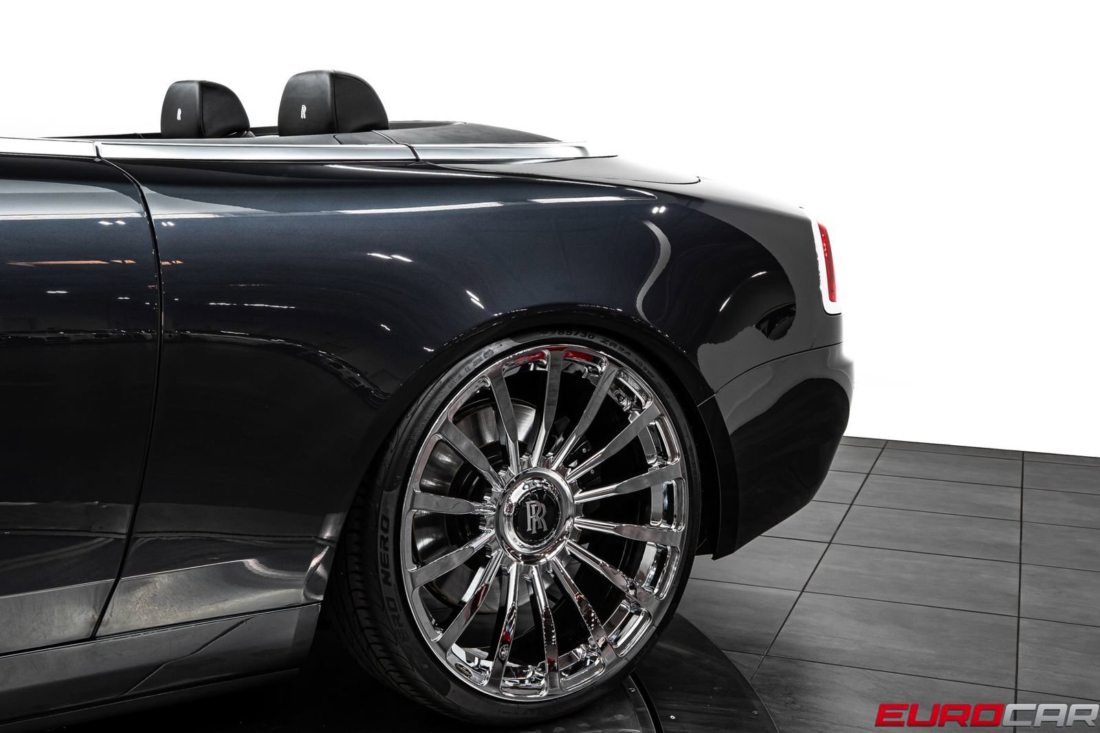 Used 2018 Rolls-Royce Dawn RWD image 17
