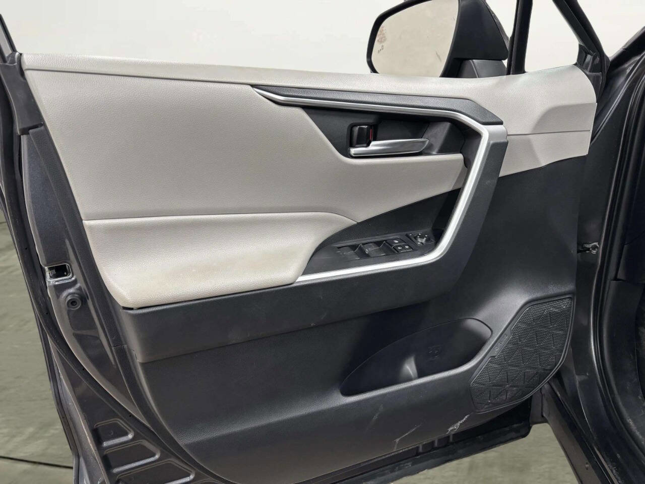 Used 2021 Toyota RAV4 XLE image 10