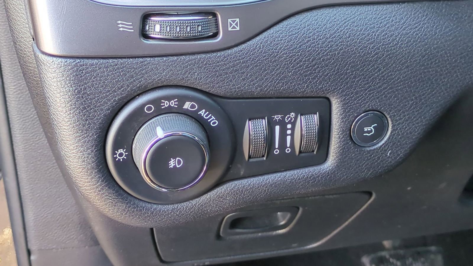 Used 2020 Jeep Cherokee Limited image 17