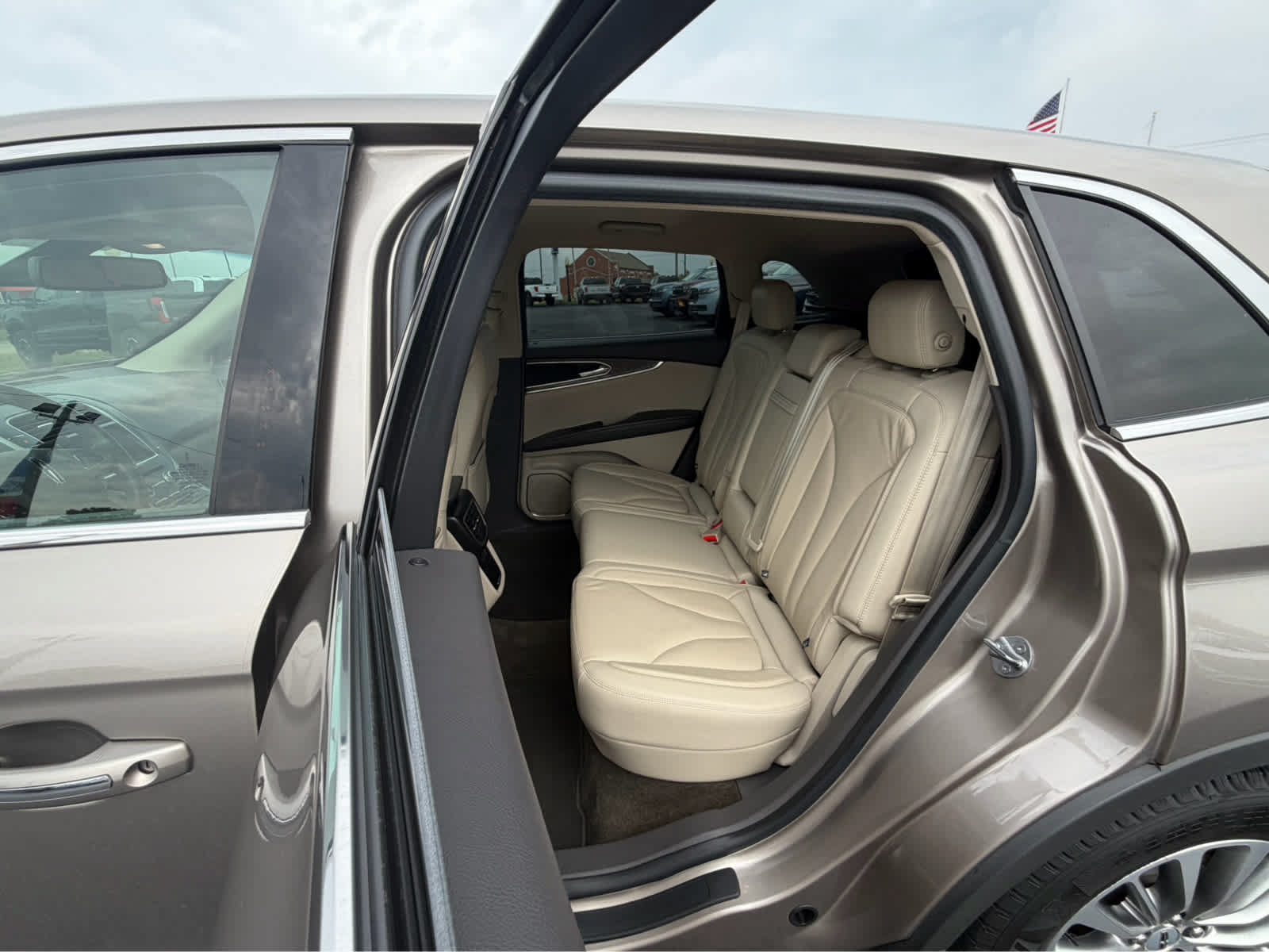 Used 2018 Lincoln MKX Select FWD image 14