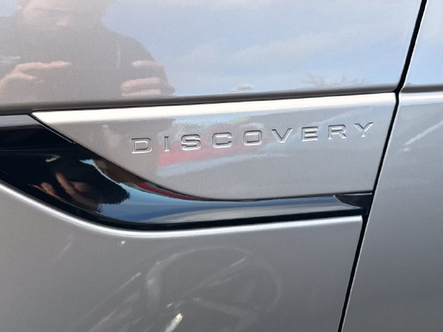 Used 2024 Land Rover Discovery Dynamic SE AWD/4WD image 12