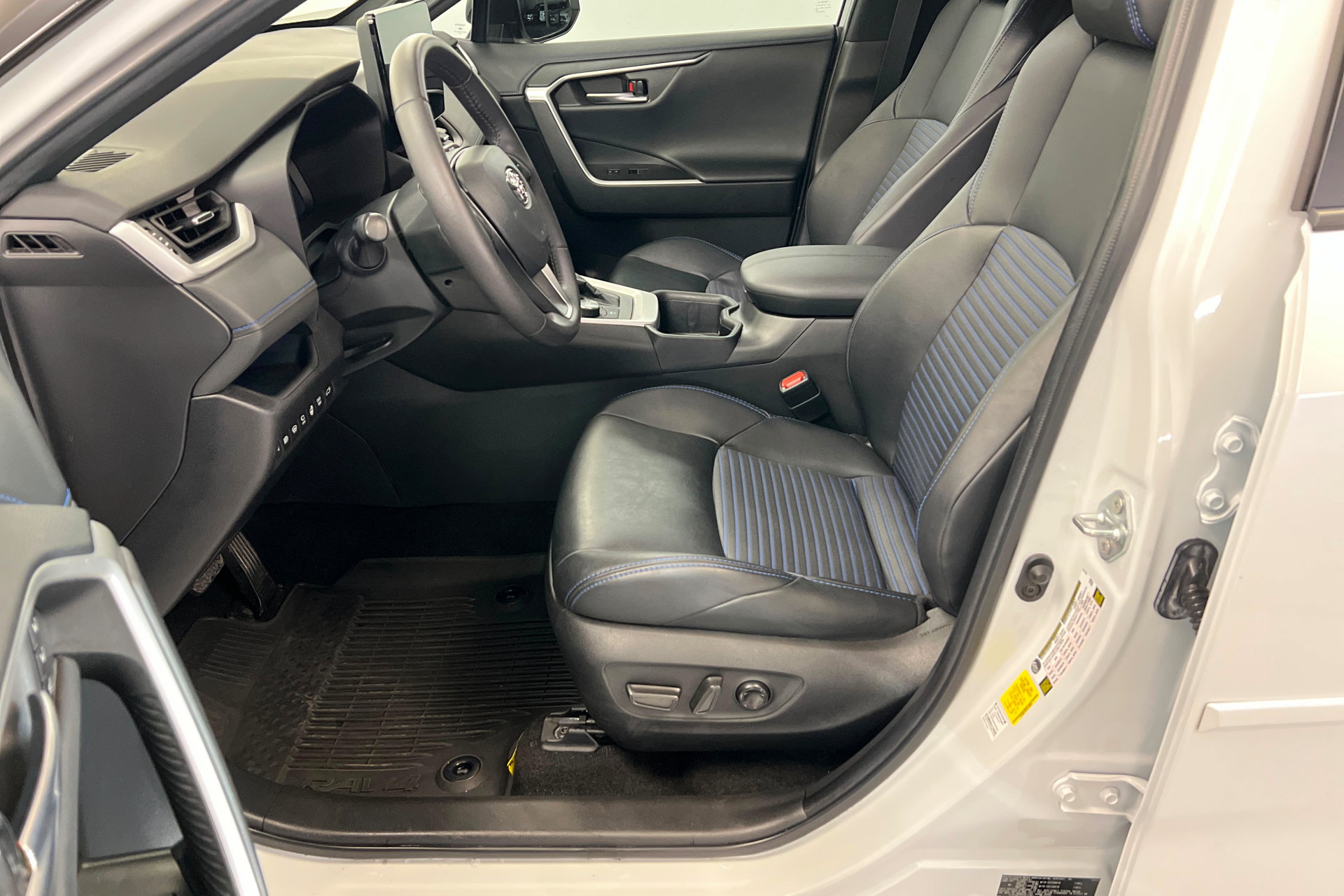 Used 2023 Toyota RAV4 XSE AWD/4WD image 17