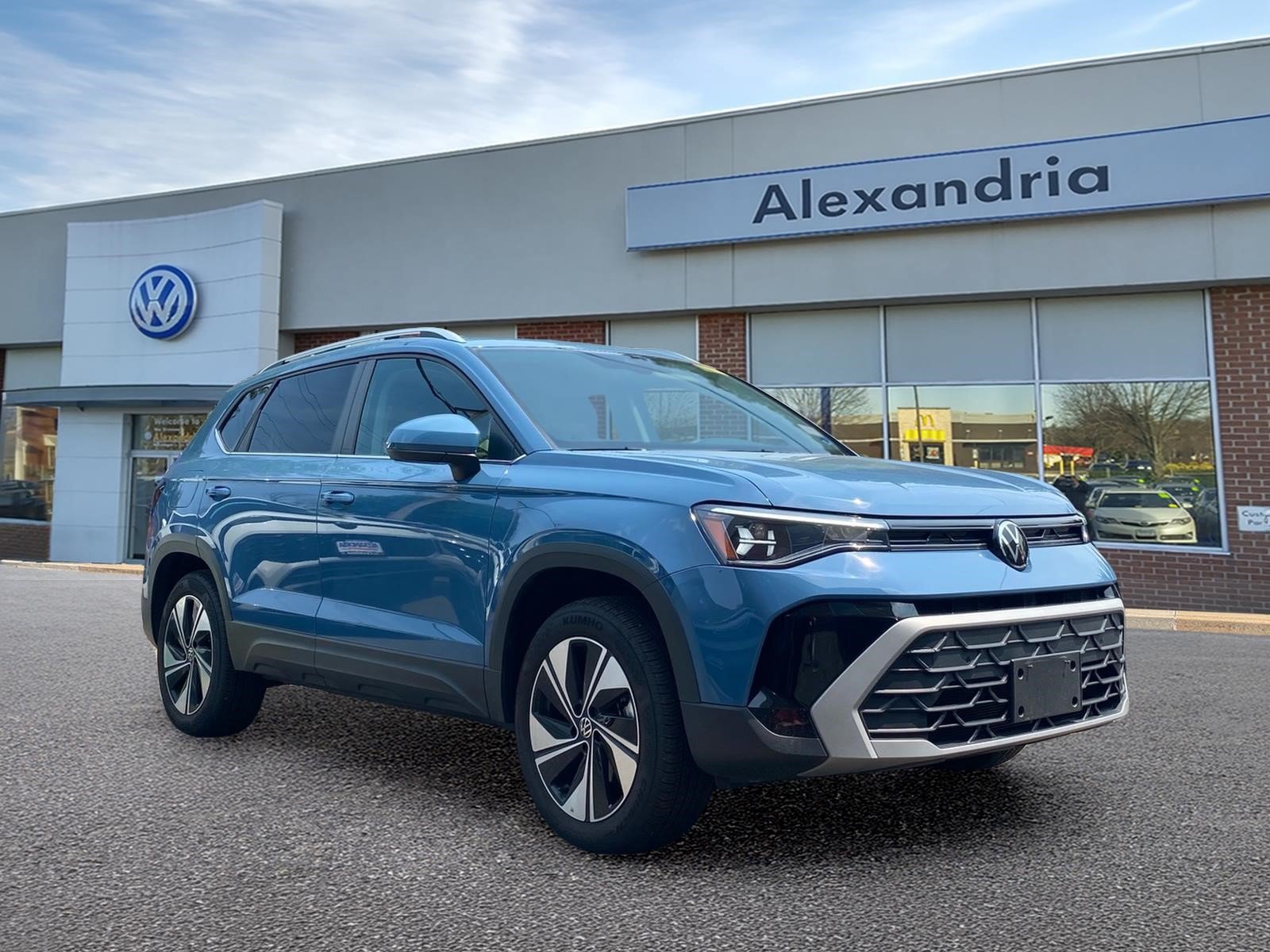 Certified 2025 Volkswagen Taos SE w/ Panoramic Sunroof Package AWD/4WD image 1