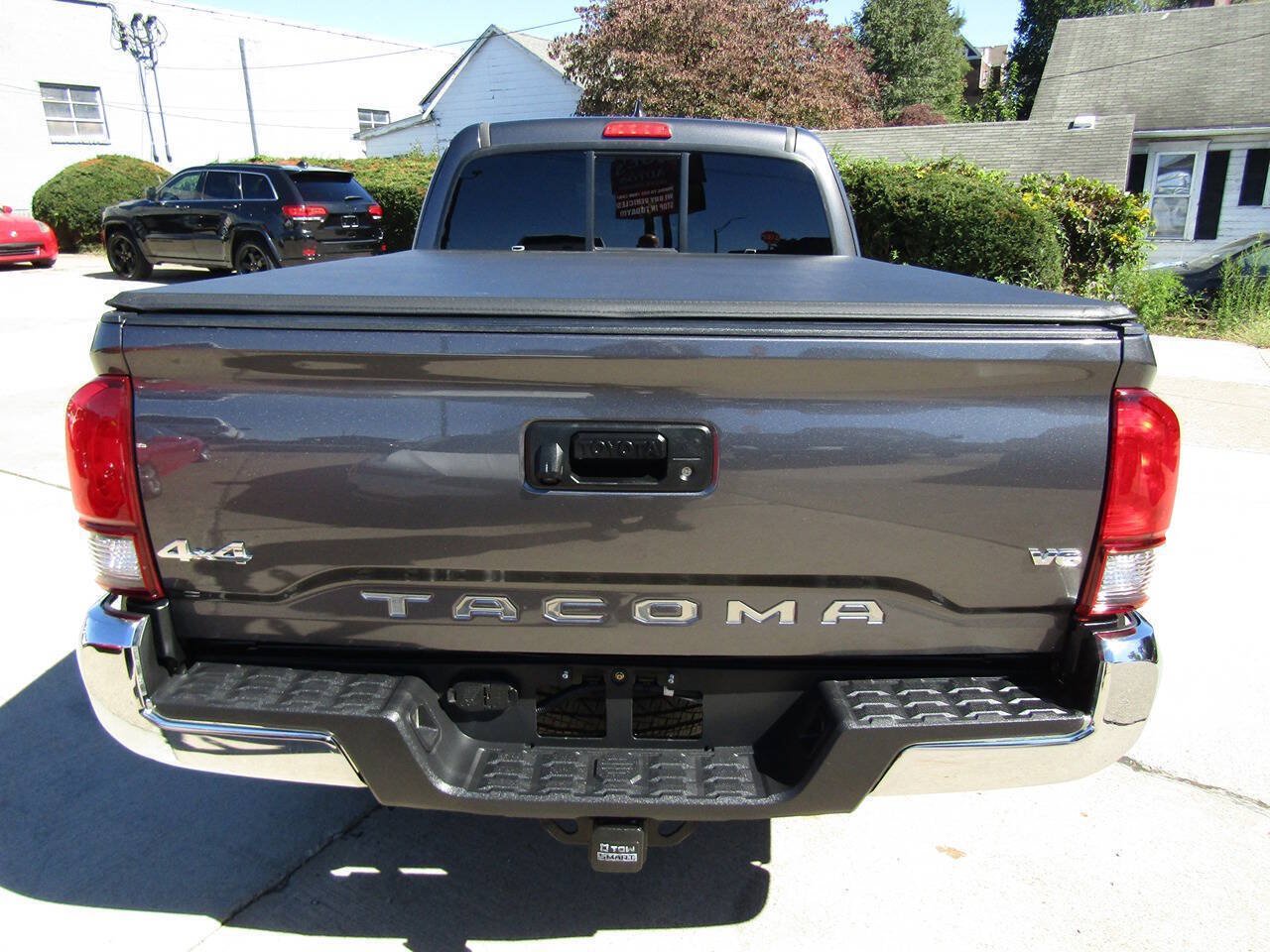 Used 2018 Toyota Tacoma SR5 AWD/4WD image 4