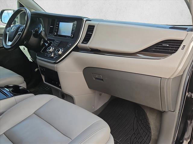 Used 2018 Toyota Sienna XLE FWD image 24