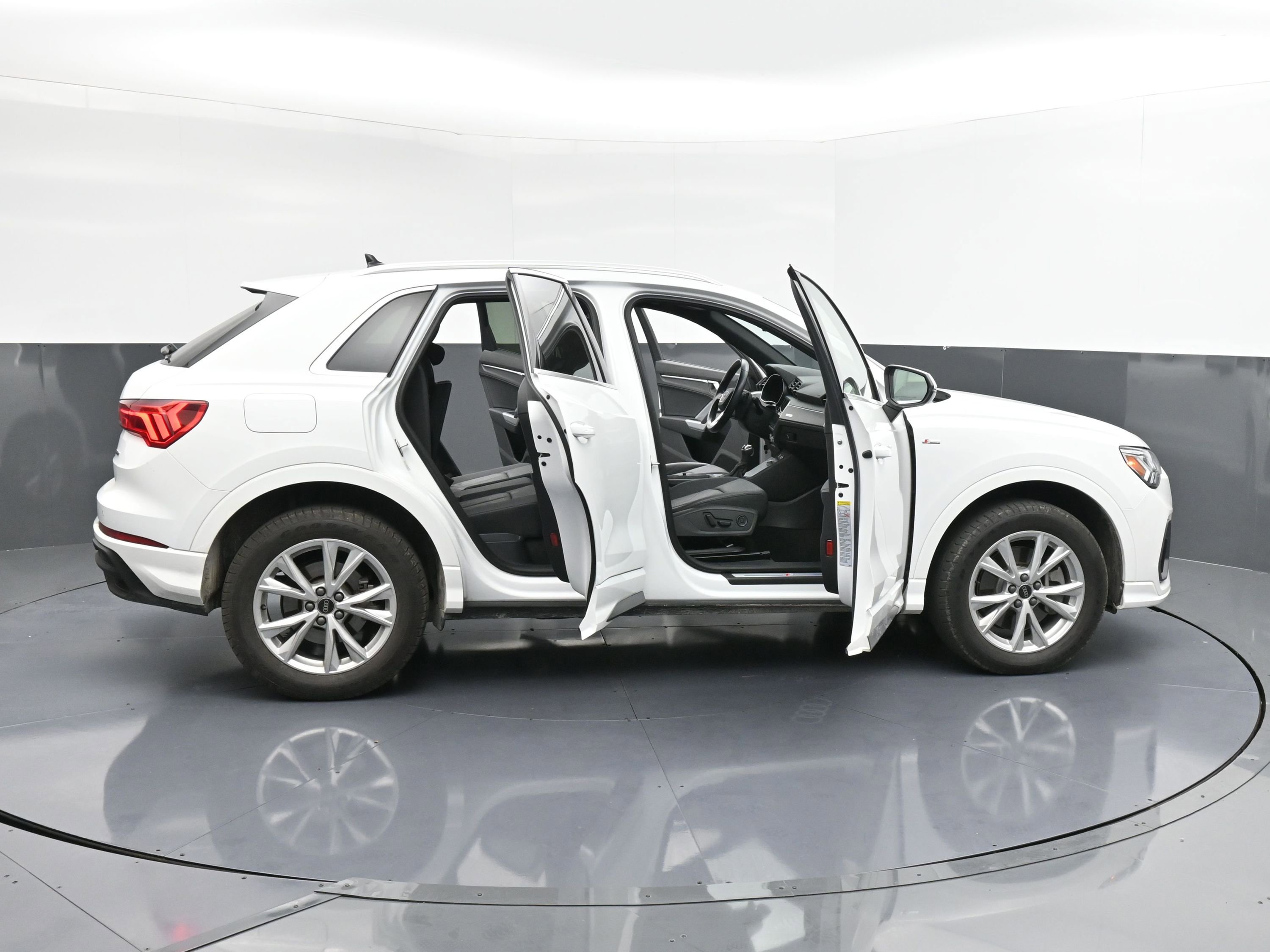 Used 2023 Audi Q3 2.0T Premium w/ Convenience Package image 38