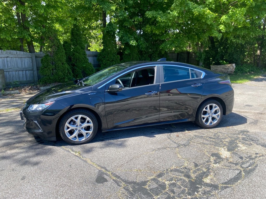 Used 2017 Chevrolet Volt Premier w/ Driver Confidence II Package FWD image 2