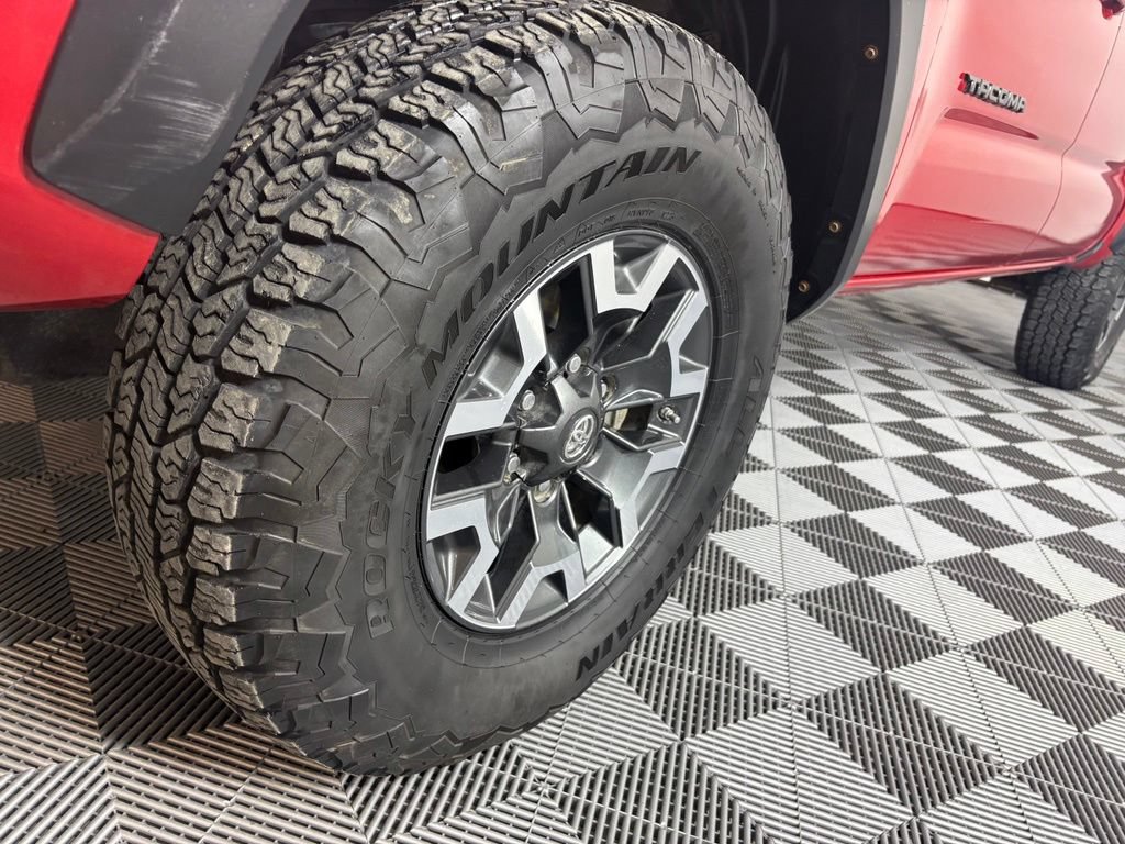 Used 2017 Toyota Tacoma TRD Off-Road w/ Premium & Technology Package AWD/4WD image 13