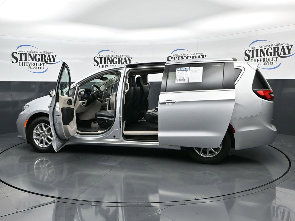 Used 2024 Chrysler Pacifica Touring-L image 28