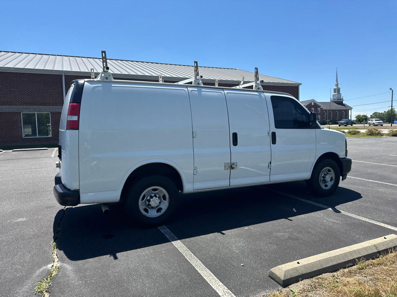 Used 2017 Chevrolet Express 2500 RWD image 4