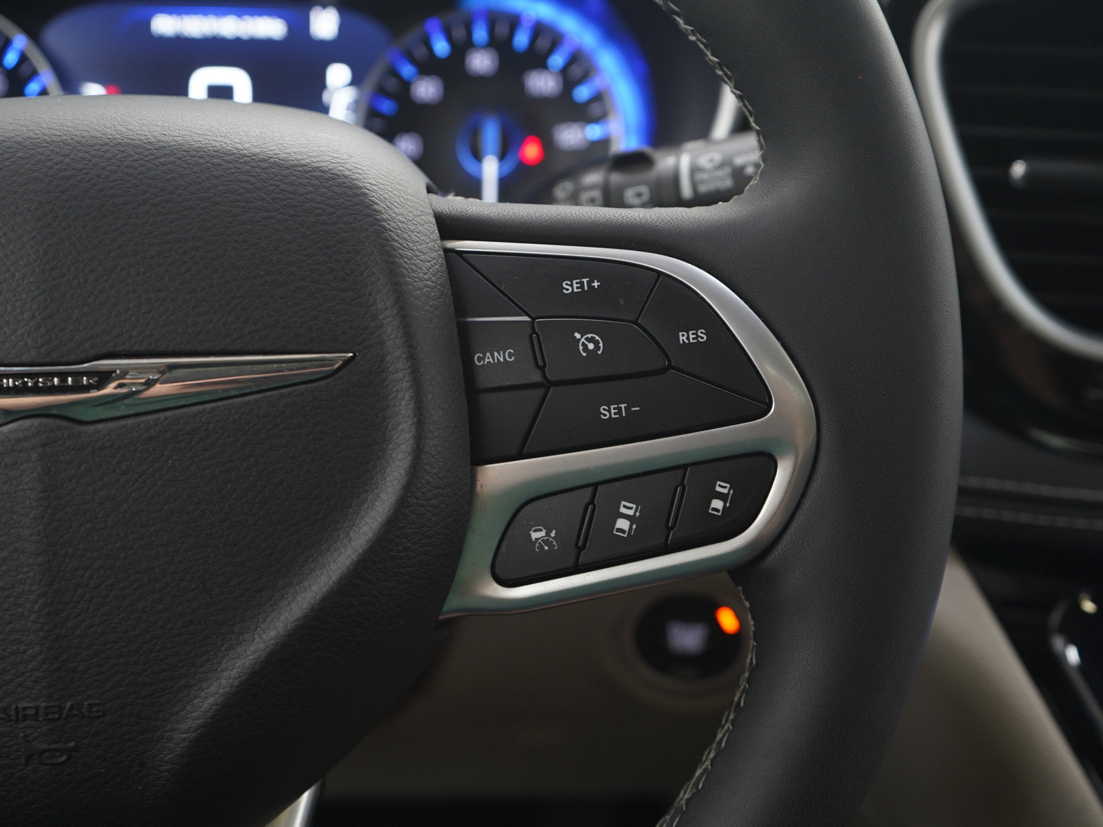 Used 2024 Chrysler Pacifica Limited FWD image 28