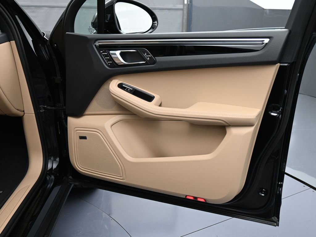 Used 2025 Porsche Macan AWD/4WD image 29