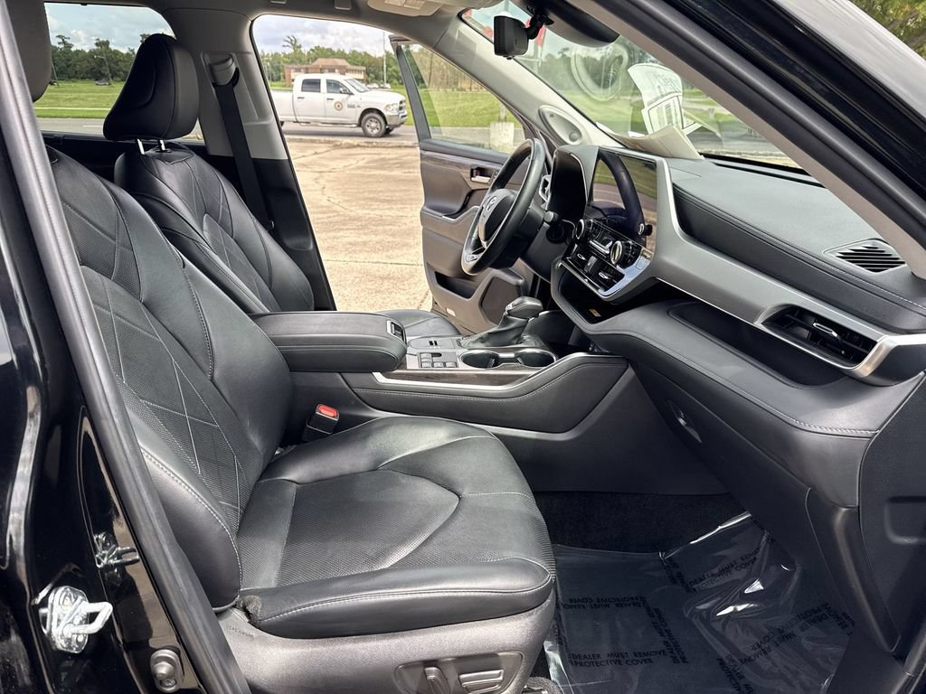 Used 2024 Toyota Highlander Platinum FWD image 32
