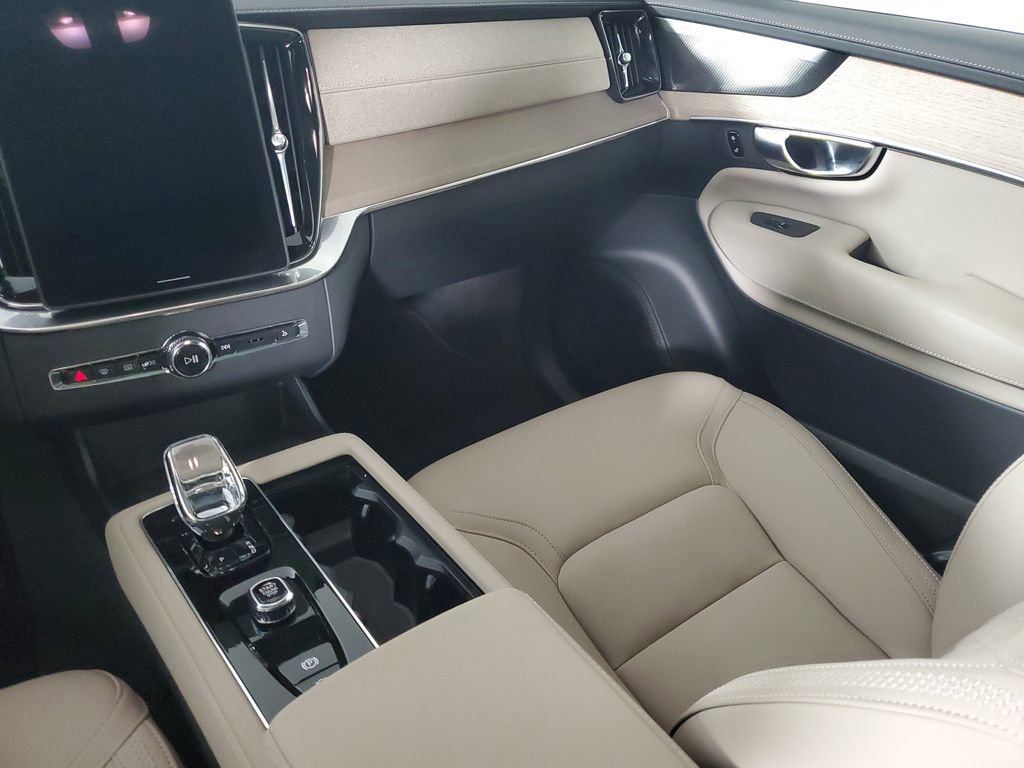 Certified 2025 Volvo XC90 B6 Plus image 19