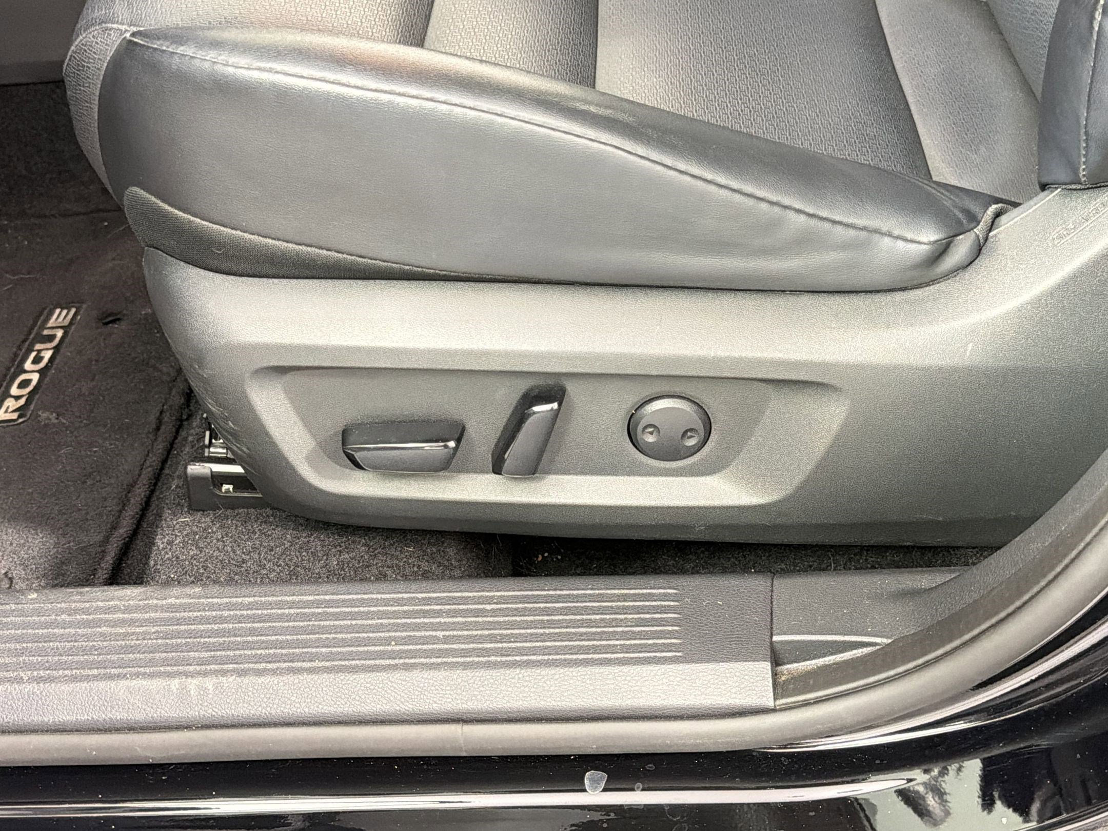 Used 2021 Nissan Rogue SV w/ Premium Package image 16