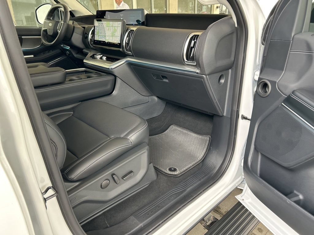 Used 2025 Ford Expedition Platinum AWD/4WD image 32