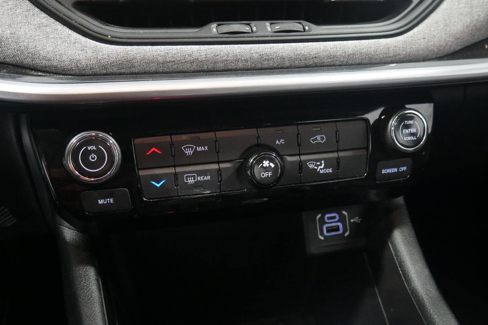 Used 2024 Jeep Compass Latitude image 23