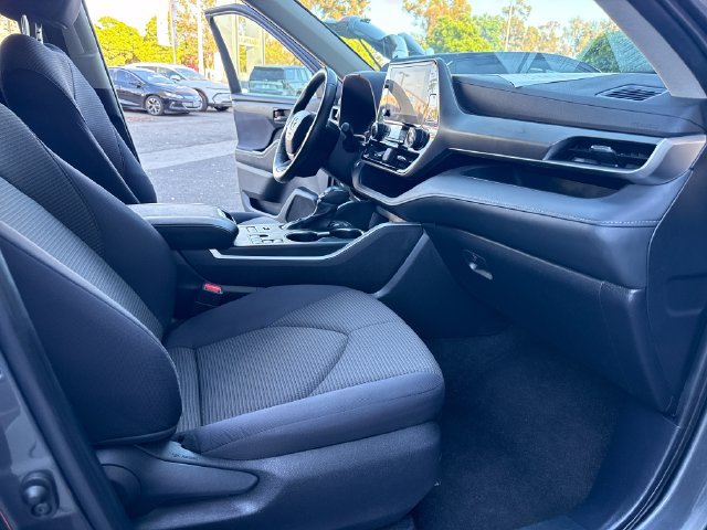 Used 2024 Toyota Highlander LE AWD/4WD image 35