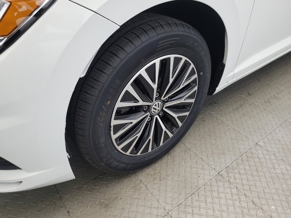 Used 2019 Volkswagen Jetta SE w/ Cold Weather Package FWD image 31