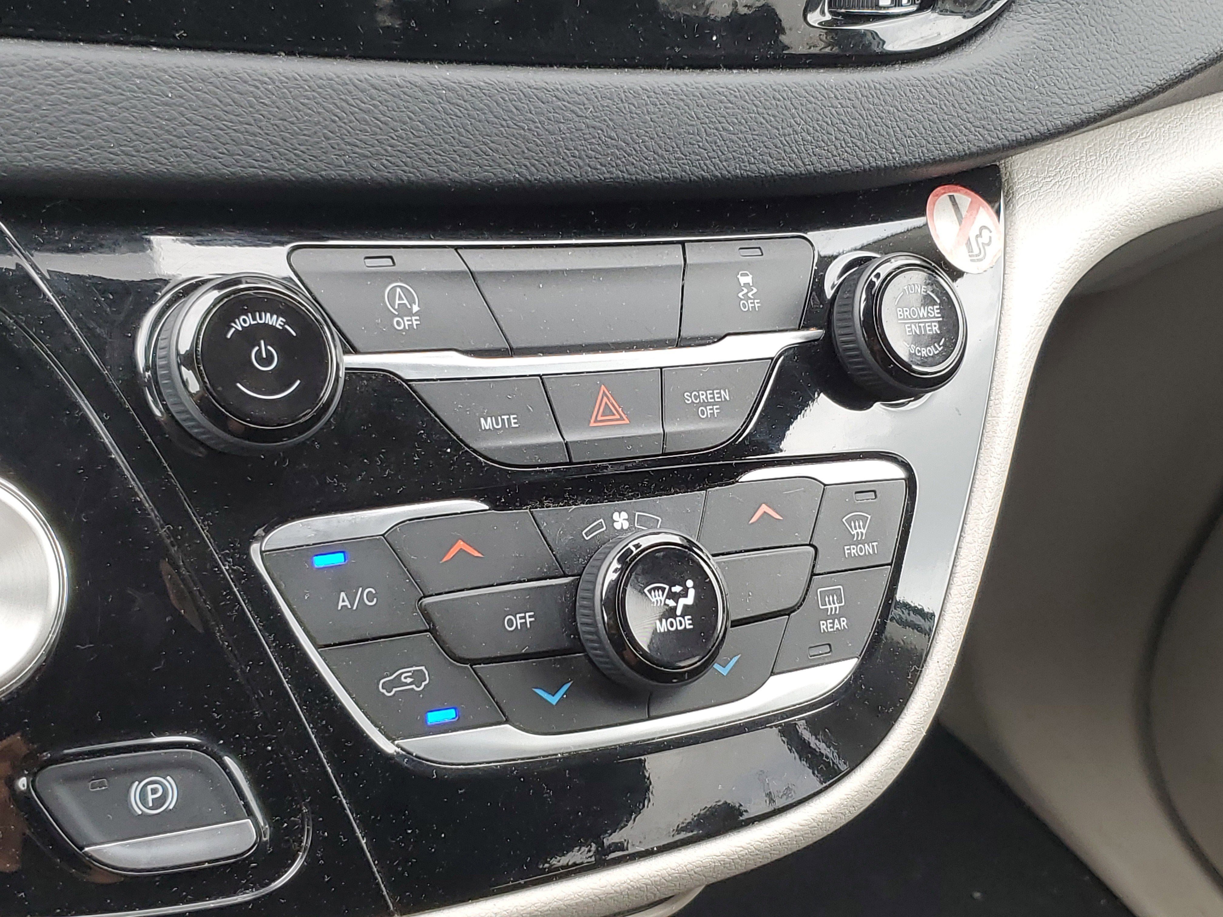 Used 2023 Chrysler Voyager LX image 29